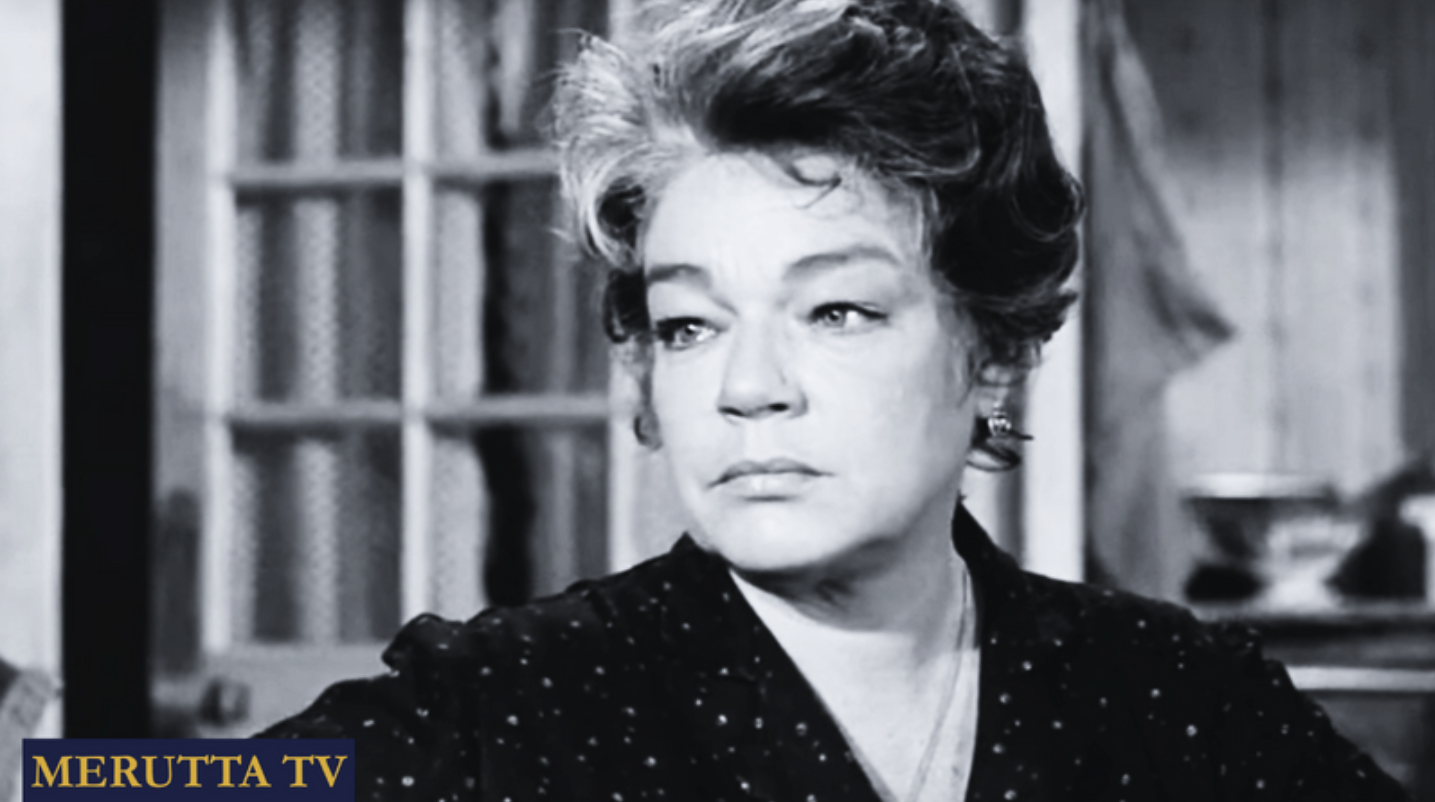 Black and white portrait of Simone Signoret in La Veuve Couderc (1971)